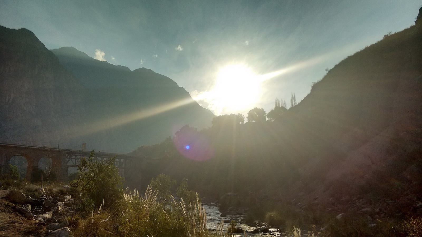 O sol se pondo entre as montanhas do cânion de Cacheuta