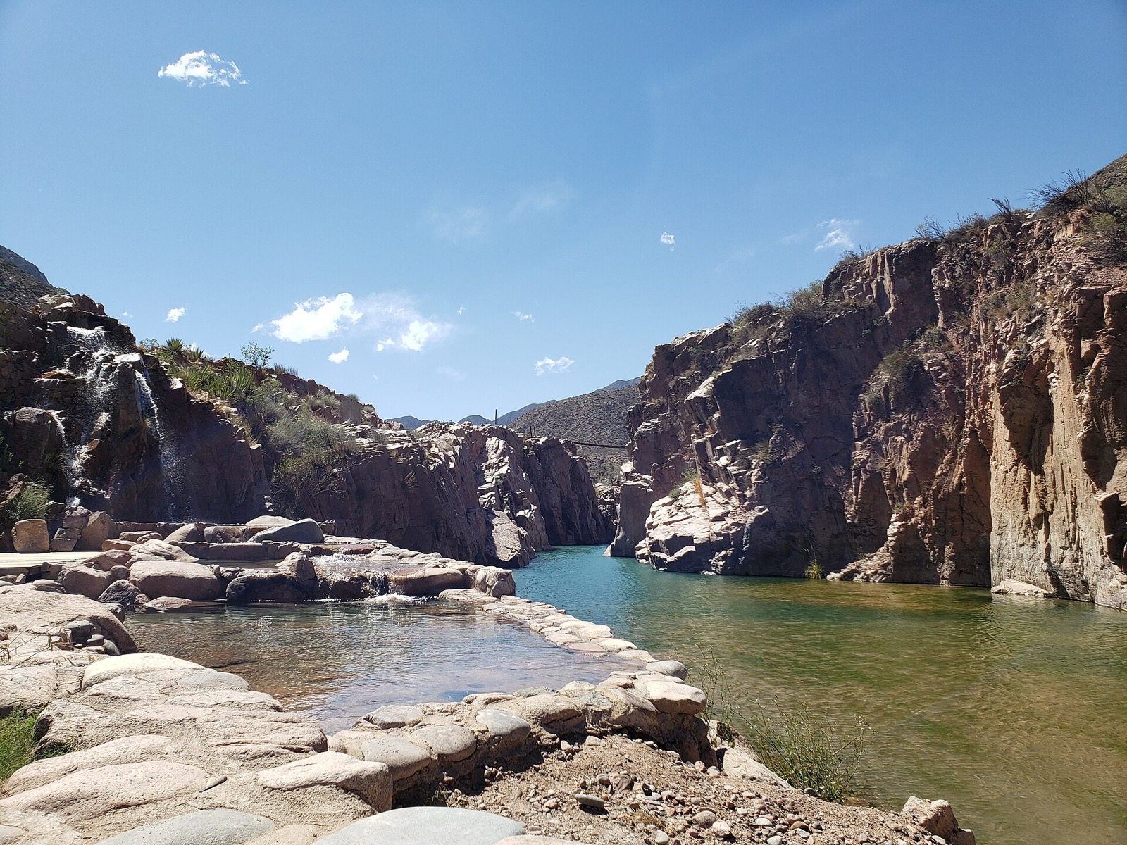 Piscinas termais junto ao rio Mendoza em Cacheuta
