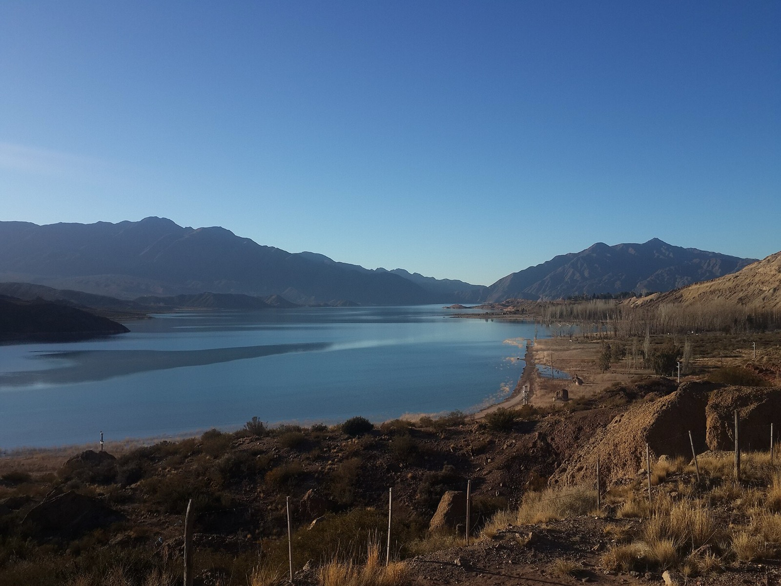 A represa de Potrerillos sob céu limpo