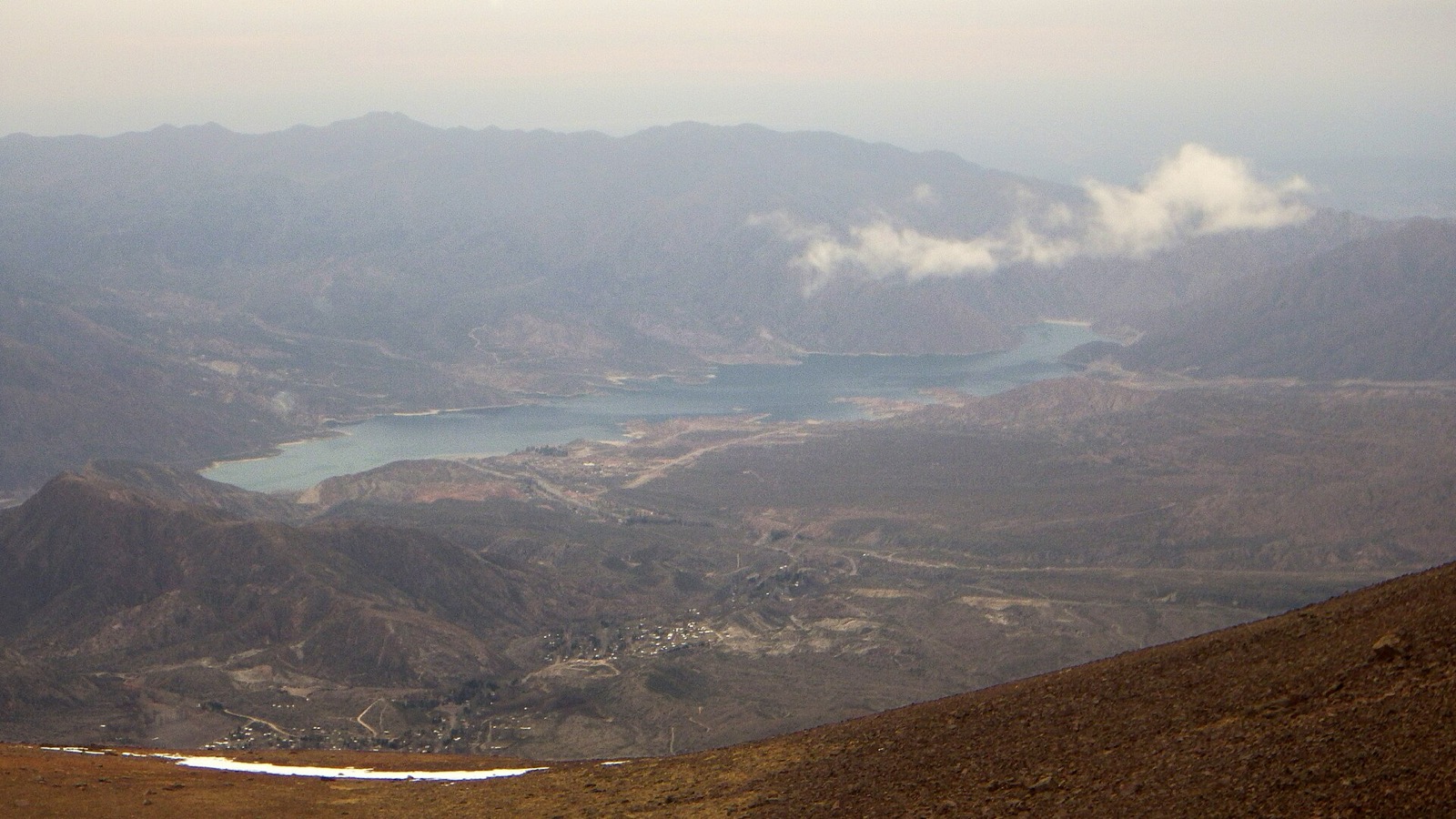 Vista elevada da represa de Potrerillos com o vale e as montanhas